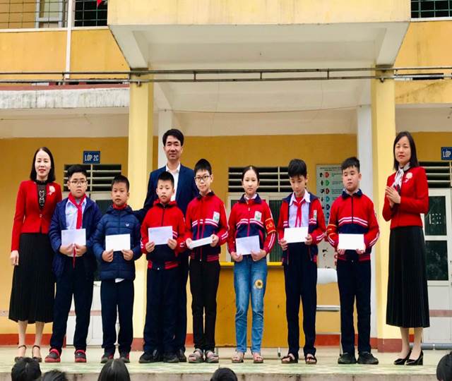 Trường Tiểu học Hưng Trí thưởng nóng cho học sinh đạt giải cao trong các cuộc thi.